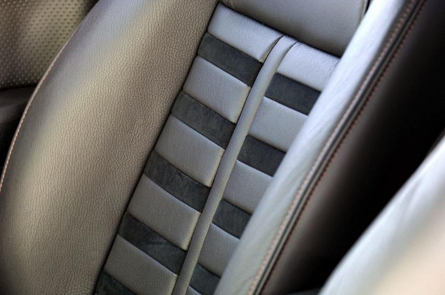 Интерьер Saleen Dark Horse 2009 года  (фото 5 из 34)